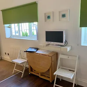 Between Piers, The Stylish Flat In Cannon Place Apartment